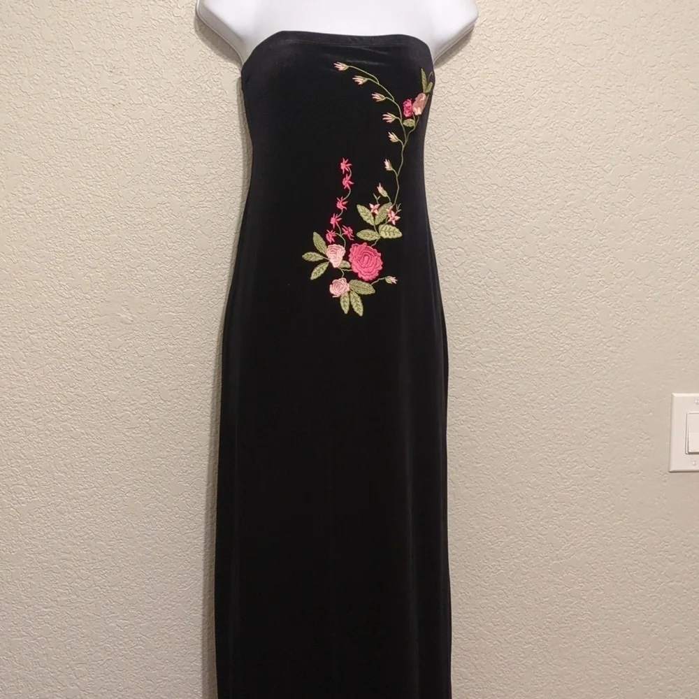 City Triangles vintage black velvet floral embroidered strapless maxi dress - Picture 4 of 11